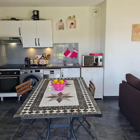 Parco vacanze Petite Maison Dans Avec Piscine Commune