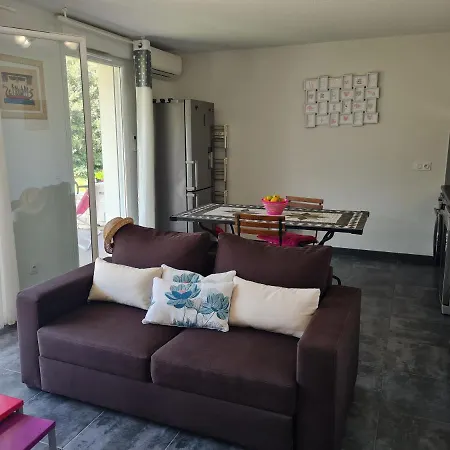 Petite Maison Dans Avec Piscine Commune